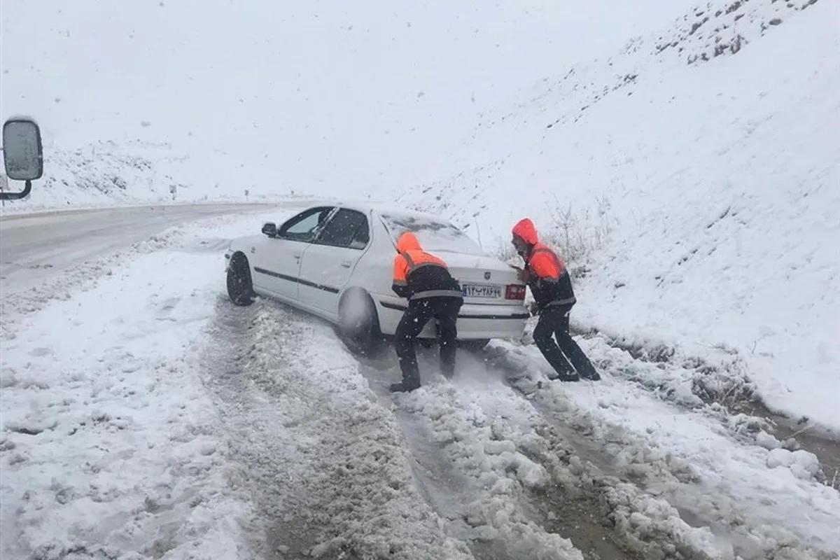 ۲۸۳ خودروی گرفتار در برف محور‌های خراسان رضوی امدادی رسانی شدند
