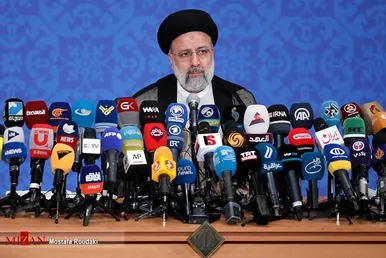 تصاویری از لحظه ثبت نام رئیس جمهور شهید در انتخابات ریاست جمهوری ۱۴۰۰