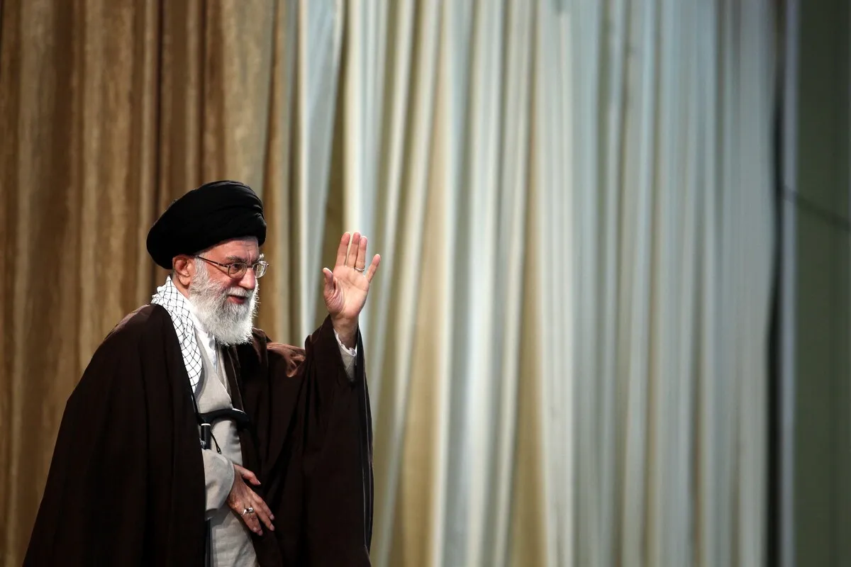 آن شب بوی بهشت در کوچه پیچید| دیدار بی‌تکلف آیت‌الله خامنه‌ای _رهبر شهید انقلاب_ با خانواده‌ای که دو شهید داده بودند