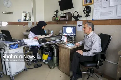 کادر درمان، نوزادان را برای آغاز فرآیند غربالگری آماده می‌کند.