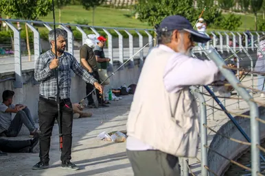 جشنواره ماهیگیری در رود پارک مشهد