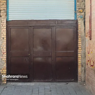 نشسته‌ام به در نگاه می‌کنم