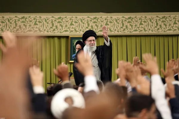 رهبر معظم انقلاب: سخنان اخیر رئیس جمهور آمریکا مایه سرافکندگی گوینده و مایه سرافکندگی ملت آمریکا است + فیلم (۲۷ اردیبهشت ۱۴۰۴)