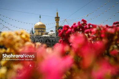 گزارش تصویری | تعویض پرچم گنبد حرم مطهر رضوی به مناسبت میلاد امام رضا(ع)