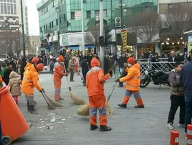 پاکیزه سازی مسیر&zwnj;های راهپیمایی ۲۲ بهمن مشهد توسط ۵۰۰ نیروی پاکبان