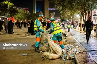گزارش تصویری | روز پرکار پاکبانان مشهدی دقایقی پس از پایان مراسم تشییع