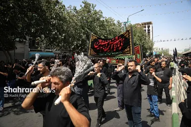 سوگواری دسته های عزاداری در خیابان های منتهی به حرم مطهر رضوی در دهه آخر صفر