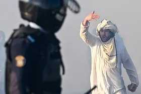عکس&zwnj;هایی از ادامه درگیری میان هواداران عمران خان و پلیس در پاکستان