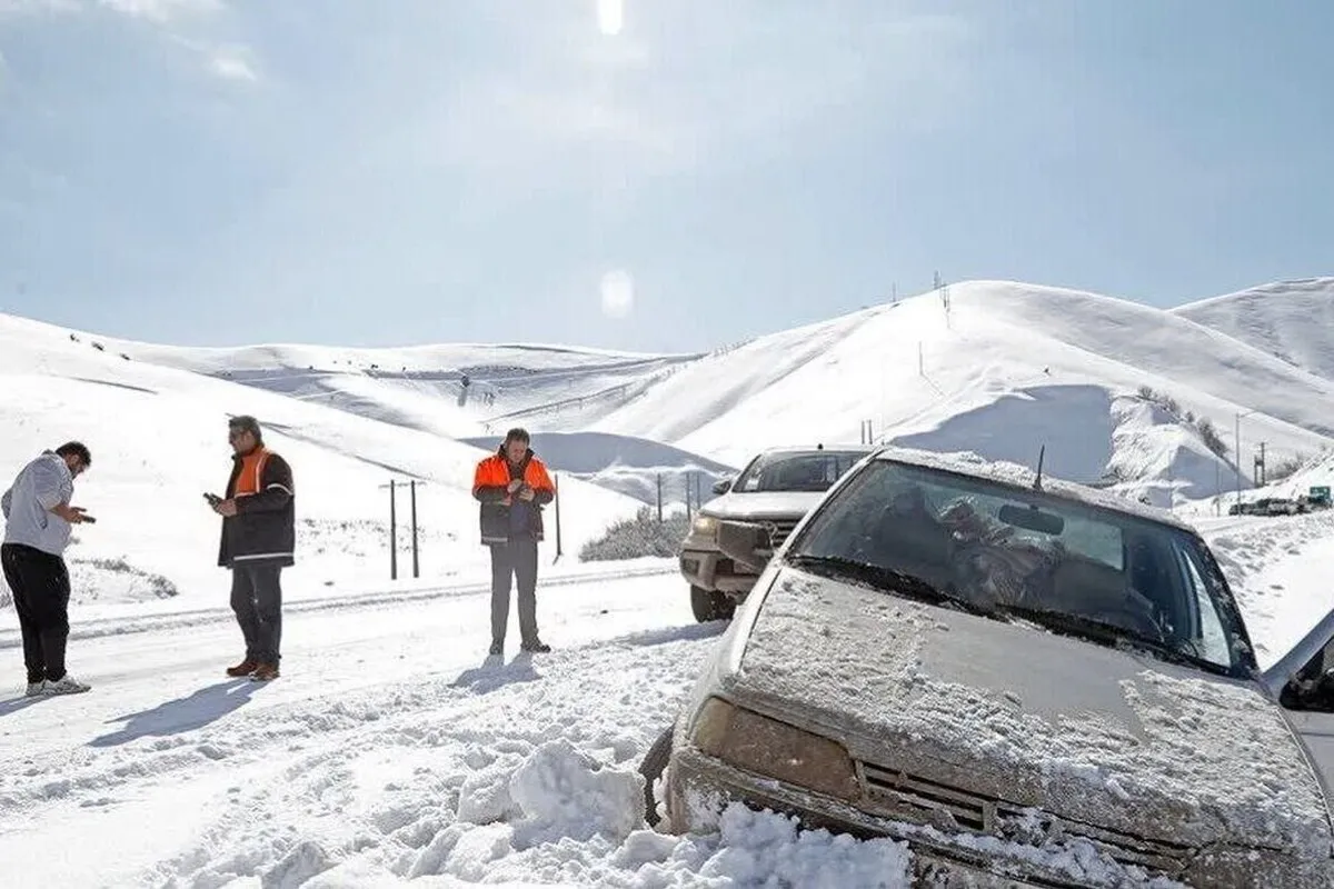 امدادرسانی به خودرو‌های گرفتار در برف و کولاک خراسان رضوی ادامه دارد (۲۱ بهمن ۱۴۰۳)