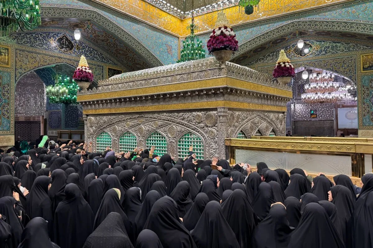 مراسم غبارروبی ضریح مطهر امام رضا(ع) با حضور بانوان برگزار شد(۱۸ آذر ۱۴۰۴)