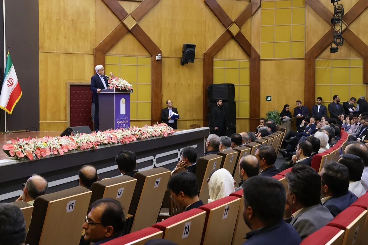 عارف: در حال گذار از صنعت وابسته به ملی هستیم