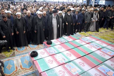 عکس‌هایی از اقامه نماز رهبر انقلاب بر پیکر رئیس‌جمهور شهید و همراهان گرامی ایشان
