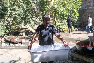گزارش تصویری | توزیع شله نذری همزمان با شهادت امام حسن عسکری(ع) در مشهد