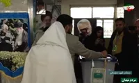 حضور عروس و داماد مشهدی پای صندوق رای در مشهد+ فیلم
