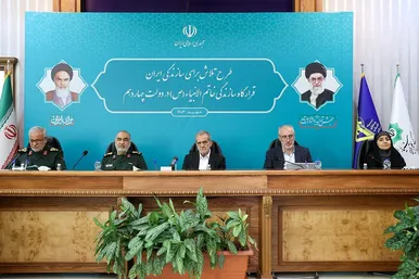 عکس‌هایی از حضور رئیس‌جمهور در قرارگاه سازندگی خاتم‌الانبیا(ص)