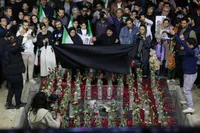 نمایش قطعاتی از موشک شلیک‌شده به مدرسه میناب در باغ فردوس