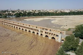 جاری شدن آب در زاینده رود