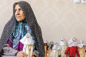 بی&zwnj;بی&zwnj;فاطمه هشتادساله تنهایی&zwnj;اش را با دوختن عروسک&zwnj;های پارچه&zwnj;ای پرکرده است