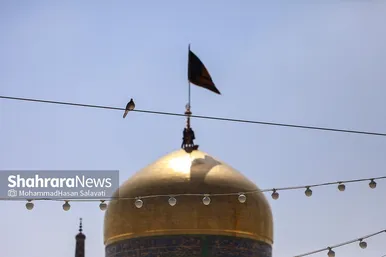 مجموعه عکس | تعویض پرچم گنبد مطهر رضوی به احترام شهادت رئیس جمهور و هیئت همراه