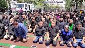 اقامه نماز ظهر و عصر تاسوعا در خیابان&zwnj;های منتهی به حرم مطهر رضوی در مشهد + فیلم