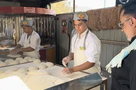 در راستای تقویت خدمت&zwnj;رسانی به زائران در کمپ غدیر مشهد، نانوایی سیار دیگری مستقر شد
