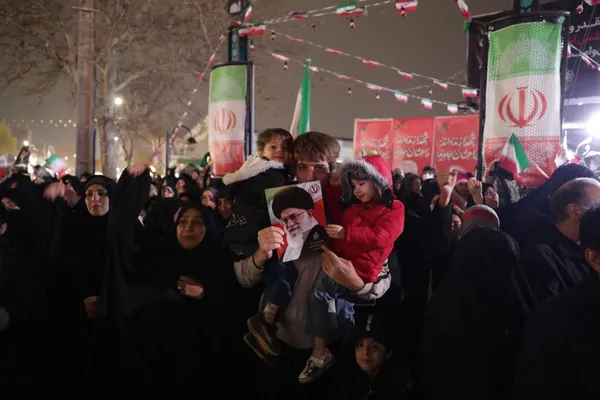 مشهد، یکپارچه افتخار | قاب‌های ماندگار مخاطبان شهرآرانیوز از خروش شبانه مردم در مشهد (۱۲ اسفند ۱۴۰۴)