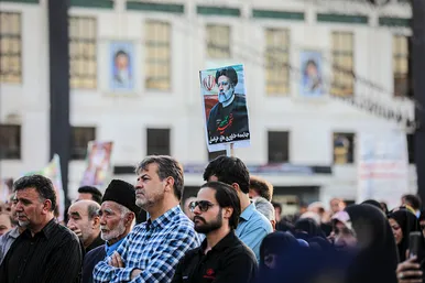 تشرف زائران و مجاوران رضوی به حرم امام رئوف در روز زیارتی آن حضرت