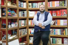 گفتگو با الیاس علیزاده، صاحب &laquo;گوشه دوست داشتنی کتاب&raquo; که کارش را از یک هایپرمارکت بزرگ در مشهد شروع کرد