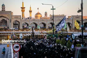 تشرف زائران و مجاوران رضوی به حرم امام رئوف در روز زیارتی آن حضرت