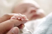 بهترین راه برای درمان زردی نوزاد، استفاده از دستگاه فتوتراپی است