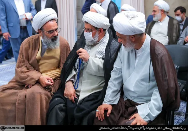 رهبر معظم انقلاب: در مقابل شمشیر‌های خون‌ریز تبلیغات دشمنان، تبلیغ را اولویت اول بدانیم | غفلت از تبلیغ ما را دچار استحاله فرهنگی می‌کند + فیلم و عکس