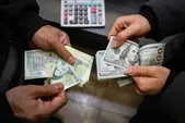 یک تحلیلگر اقتصادی: نرخ دلار با هر اتفاقی کمتر از ۷۰ هزار تومان نخواهد شد
