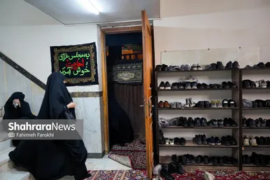 بانوان با عجله وارد حسینیه می‌شوند تا روضه علی اصغر را گوش بدهند