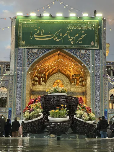 نصب کتیبه های ولادت امیرالمومنین علیه السلام در حرم مطهر رضوی+تصاویر