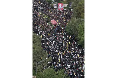 عکس‌هایی از اقامه نماز رهبر انقلاب بر پیکر مجاهد بزرگ شهید اسماعیل هنیه