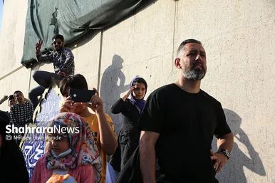 اجرای سرود «سلام فرمانده» با حضور دهه هشتادی و نودی ها در عرصه میدان شهدا مشهد