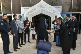 استقبال خدام بارگاه منور رضوی از زائران در ایستگاه راه&zwnj;آهن مشهد همزمان با آغاز دهه کرامت