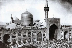 درباره نخستین عکس از عزاداری مردم در حرم مطهر رضوی در عاشورای ۱۳۲ سال پیش