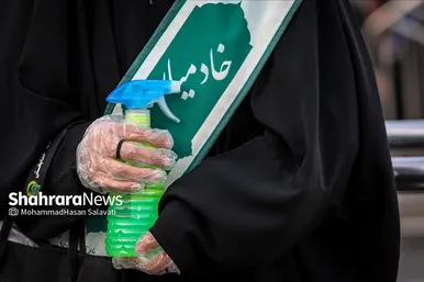 اهتزاز پرچم عزای حسینی بر فراز گنبد حرم رضوی