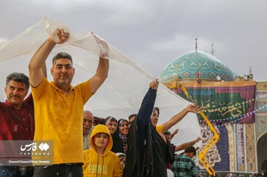 دعا و نیایش زائران زیر باران شدید در حرم امام رضا(ع)