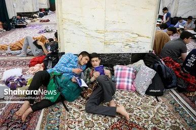 اعتکاف نوجوانان دهه هشتادی در حرم مطهر رضوی