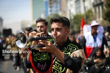 سوگواری دسته های عزاداری در خیابان های منتهی به حرم مطهر رضوی در دهه آخر صفر