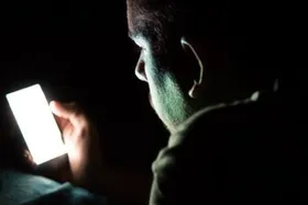 متخصص چشم: ساعت ۱۰ شب به بعد موبایل را کنار بگذارید