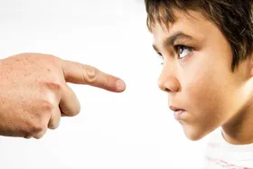 عواقب نفرین فرزند توسط پدر از دیدگاه امام صادق(ع)