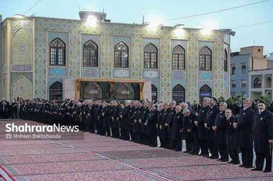 عکس‌هایی از مراسم تعویض پرچم گنبد حرم امام رضا (ع) (۱۷ شهریور ۱۴۰۳)