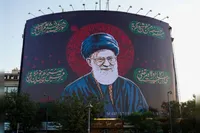 رونمایی از طرح رهبر شهید بر دیوارنگاره میدان راه‌آهن در پایتخت