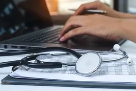 معاون وزارت بهداشت: از ۱۸۰ همت بدهی نظام سلامت، فقط ۱۰ همت پرداخت شده است
