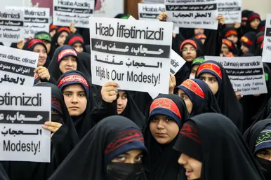 گزارش تصویری | حمایت دانش‌آموزان مشهدی از دختران محجبه جمهوری آذربایجان (۲۲ مهر ۱۴۰۵)