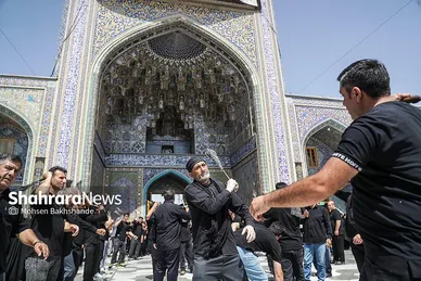 گزارش تصویری | عزاداری زائران رضوی در سوگ رحلت پیامبر اکرم (ص) و شهادت امام حسن مجتبی (ع) در حرم رضوی