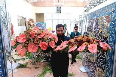 گل آرایی حرم مطهر رضوی در آستانه میلاد امام رضا (ع)